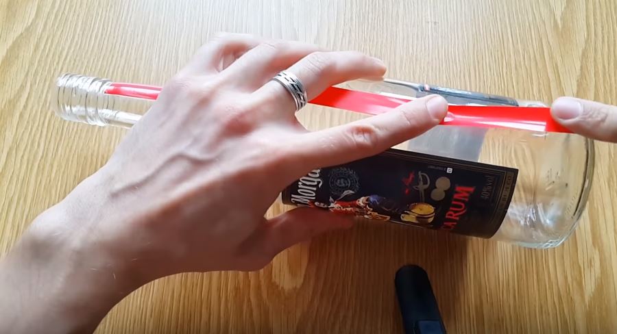 С помощью изоленты намечаем линию