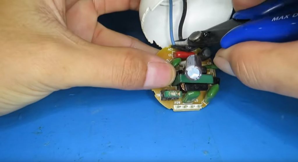 Кусачками удаляем драйвер