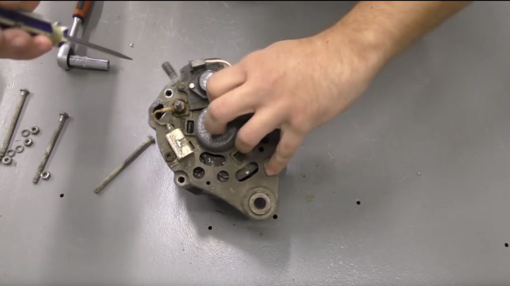 Отсоединяем регулятор напряжения