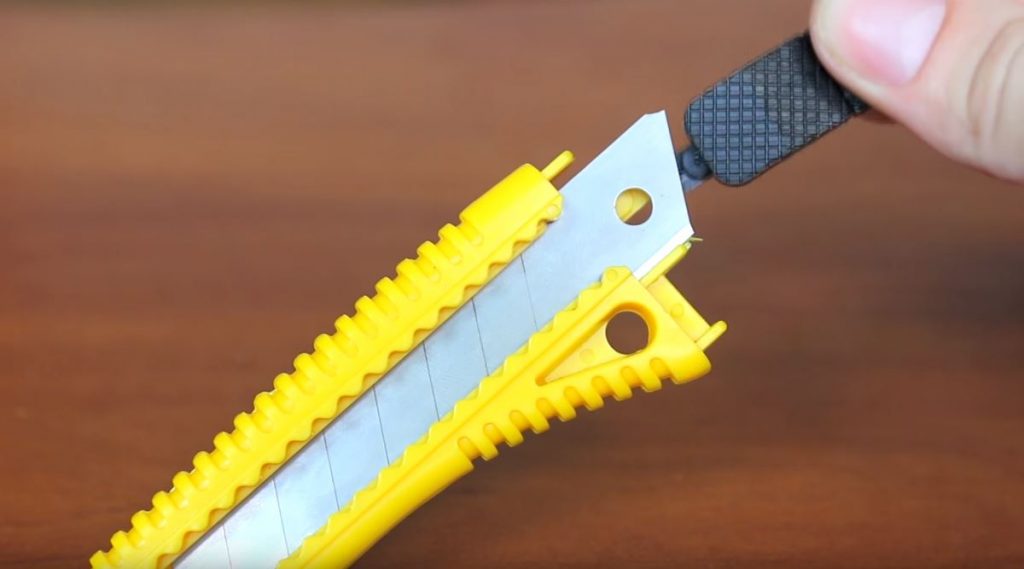 Снимаем защелку и извлекаем лезвие