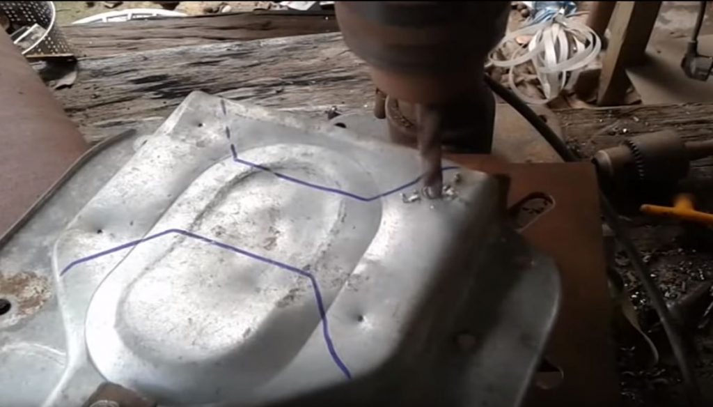 Маркером намечаем места крепления домкрата и просверливаем их