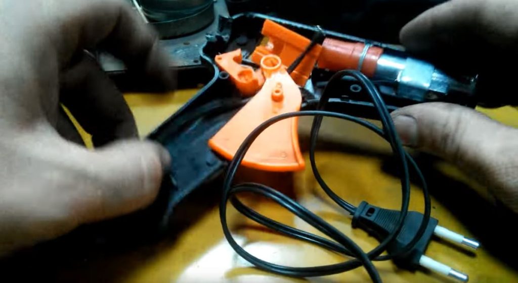 Вынимаем все детали из корпуса