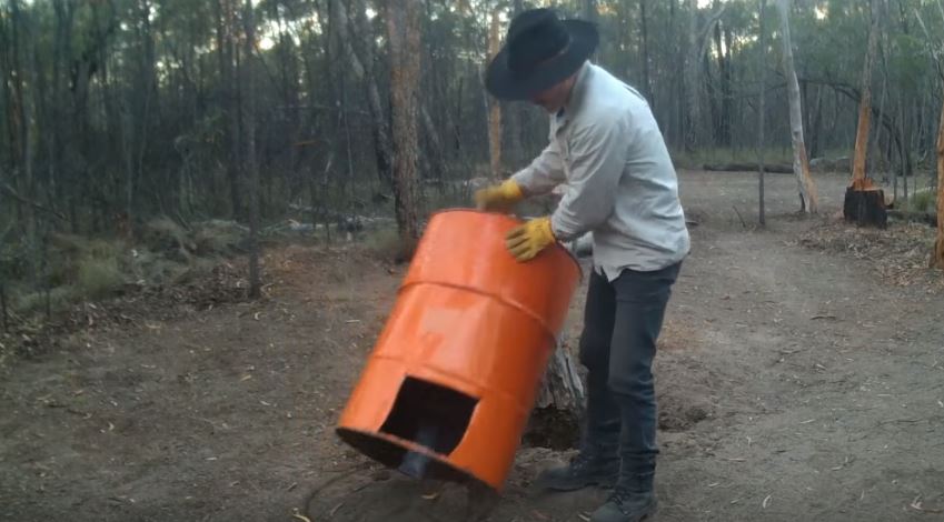 делаем отверстие