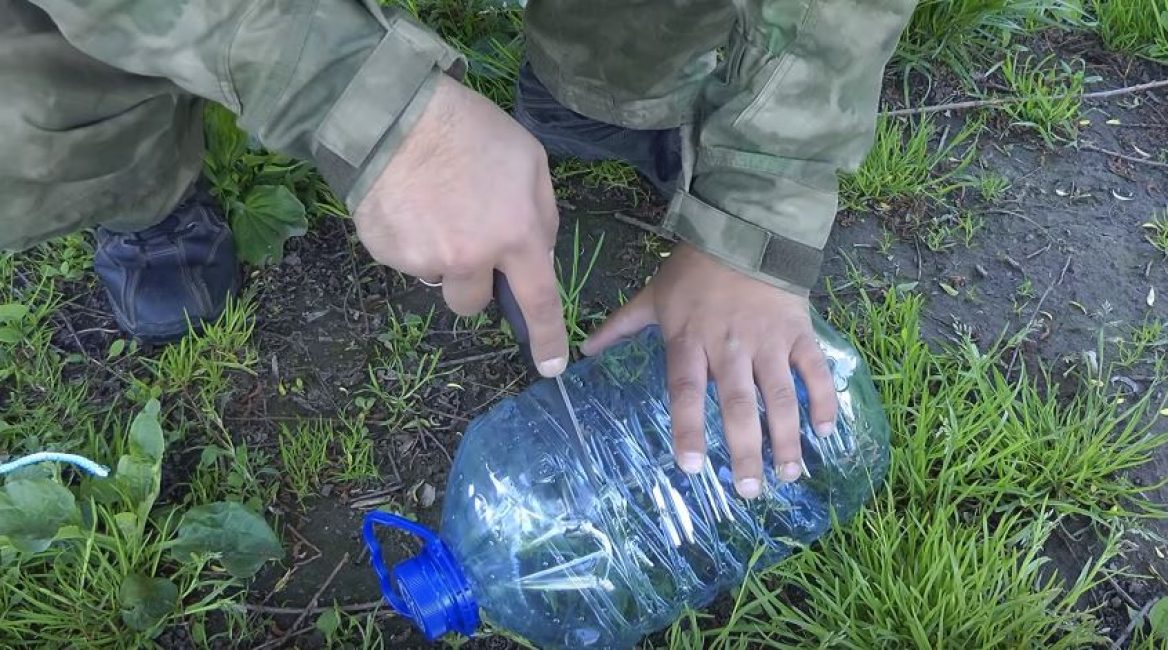 Отрезаем верхнюю часть бутля с горловиной