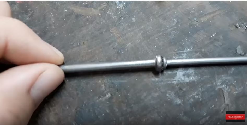 Берем два обыкновенных гвоздя