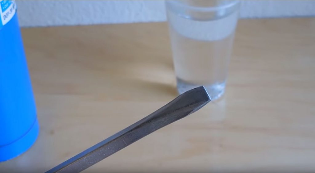 Погружаем отвертку в сосуд с водой