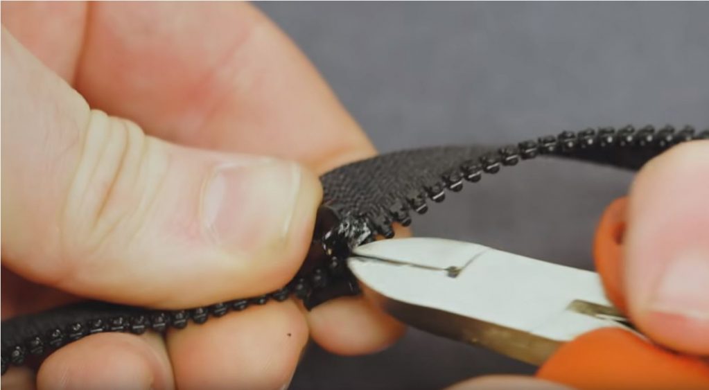 удаляем сломанную собачку с помощью бокореза