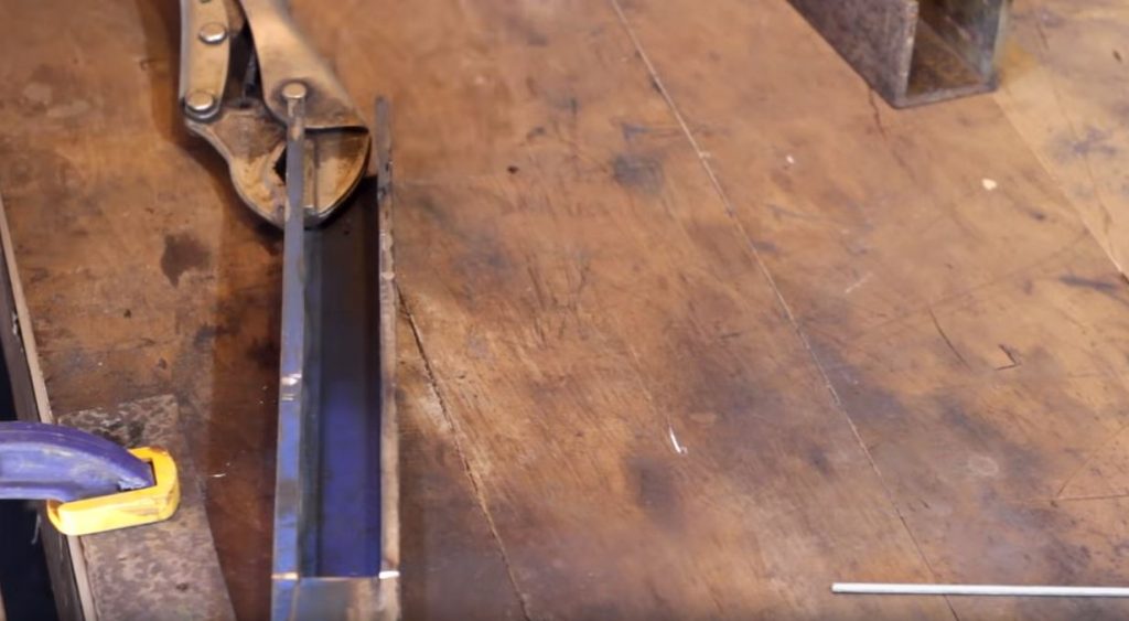 Вырезаем в квадратной трубе продольную щель