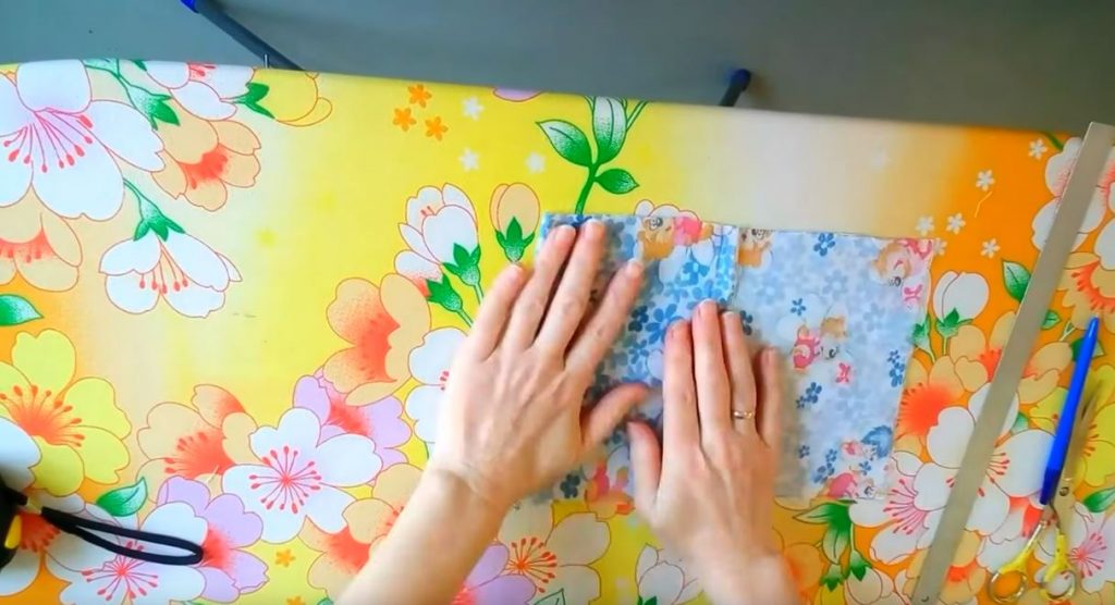 По намеченным местам изгибов складываем левую часть заготовки к центральной