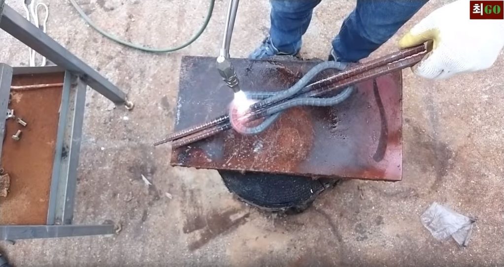 изредка нагреваем арматуры и далее подбиваем молотком