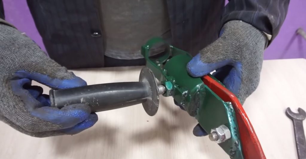 Устанавливаем ручку