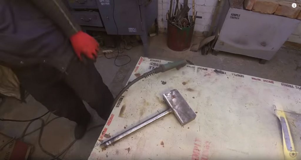 сверху накрываем скобу вырезанным куском листового металла