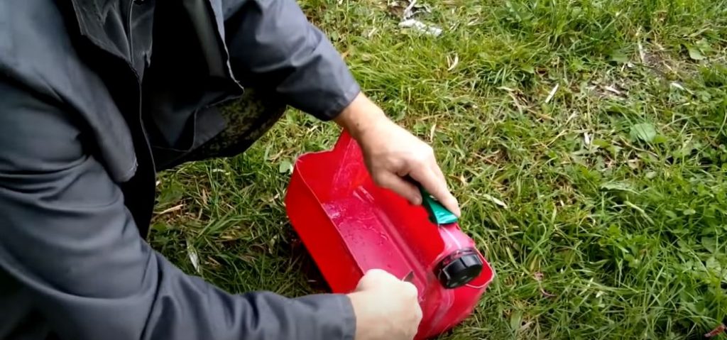 Пользуясь ножом, зачищаем торцы