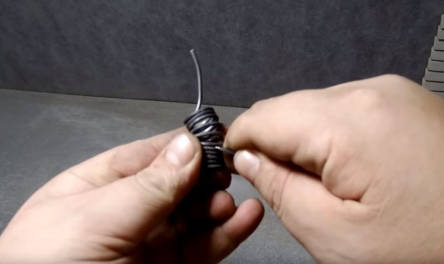 с помощью шлицевой отвертки делаем необходимое расстояние между витками