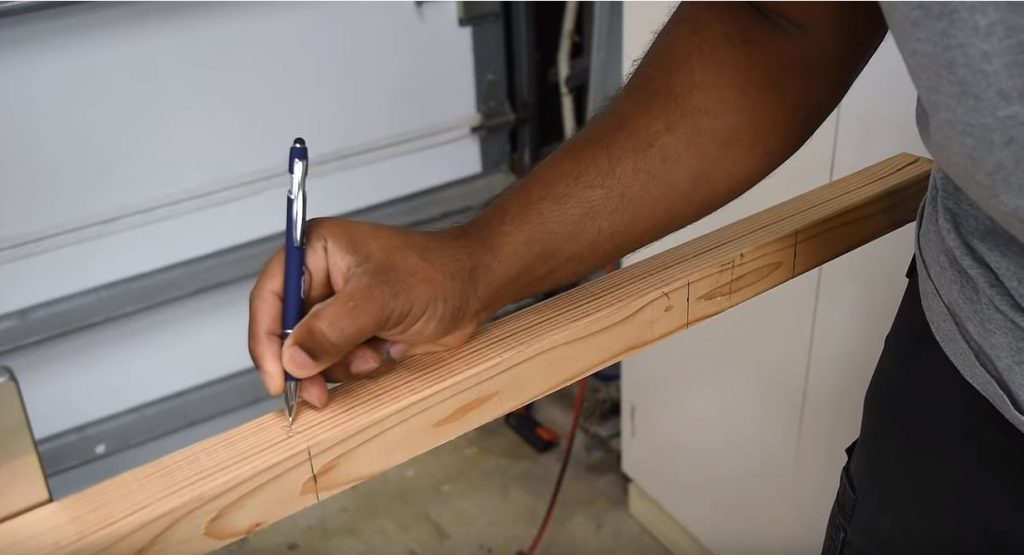 На рейке делаем разметку, соответствующую размерам требуемых заготовок