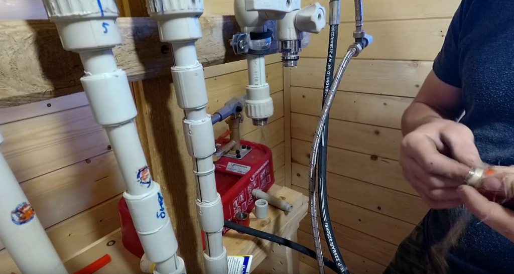 Все заготовки соединяем на льняную паклю и герметик