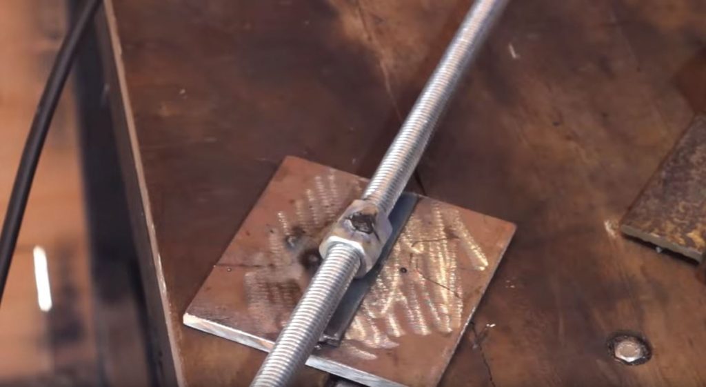 Посредине квадратной пластины привариваем полоску