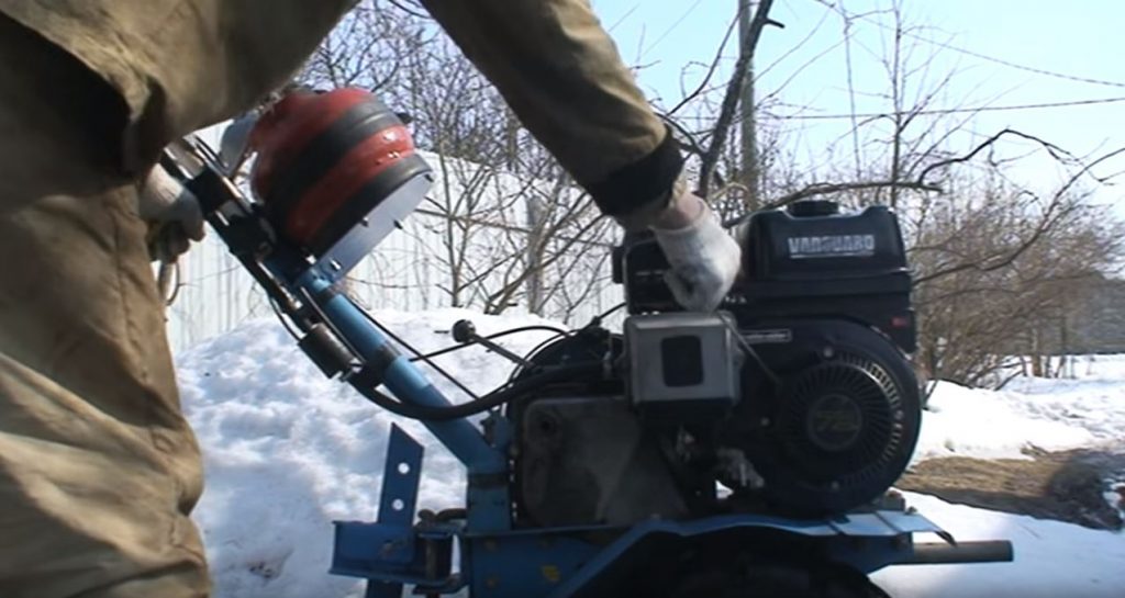 Дергаем за стартовый рычаг