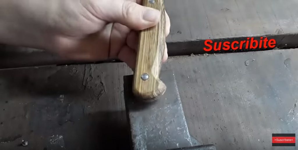 Вставляем наружную заклепку в ручку ножа