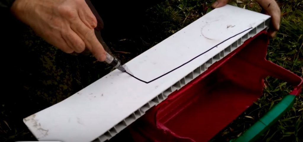 маркером рисуем контур будущего отсека для инструментов