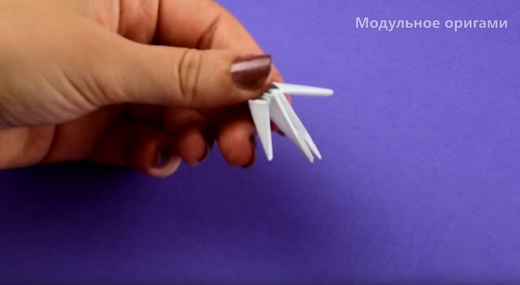 Берем два модуля белого цвета и соединяем с третьим