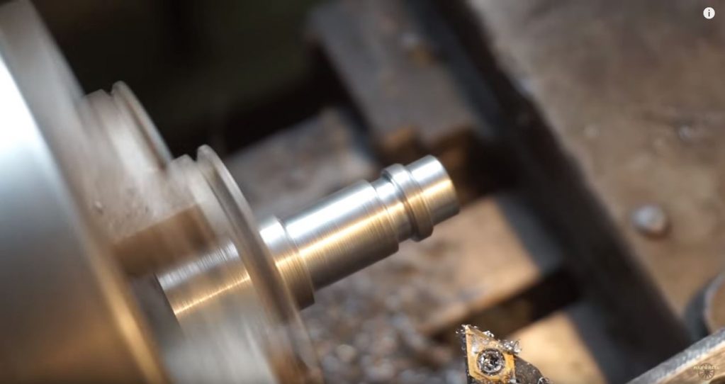 На токарном станке вытачиваем размер, соответствующий вашему компрессору и делаем поясок под штуцер