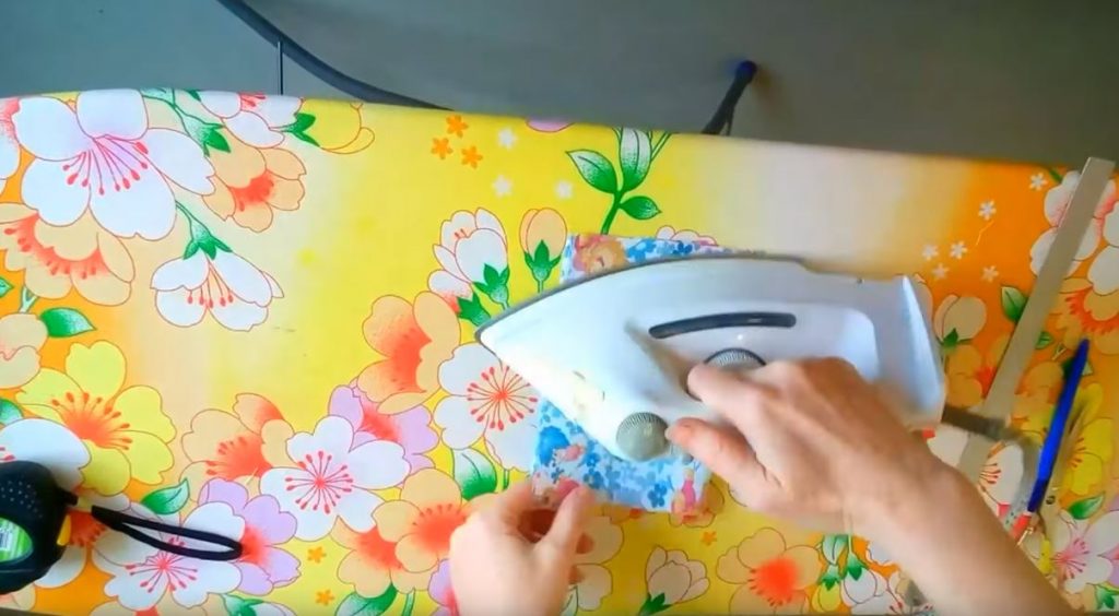 Затем точно так же складываем к центру и проглаживаем правую часть заготовки