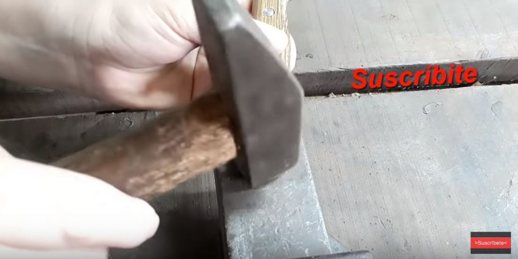 Молотком устанавливаем заклепку на место