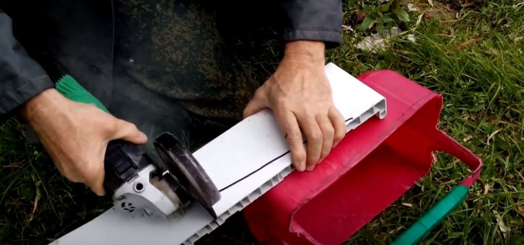 Вырезаем по намеченному контуру болгаркой