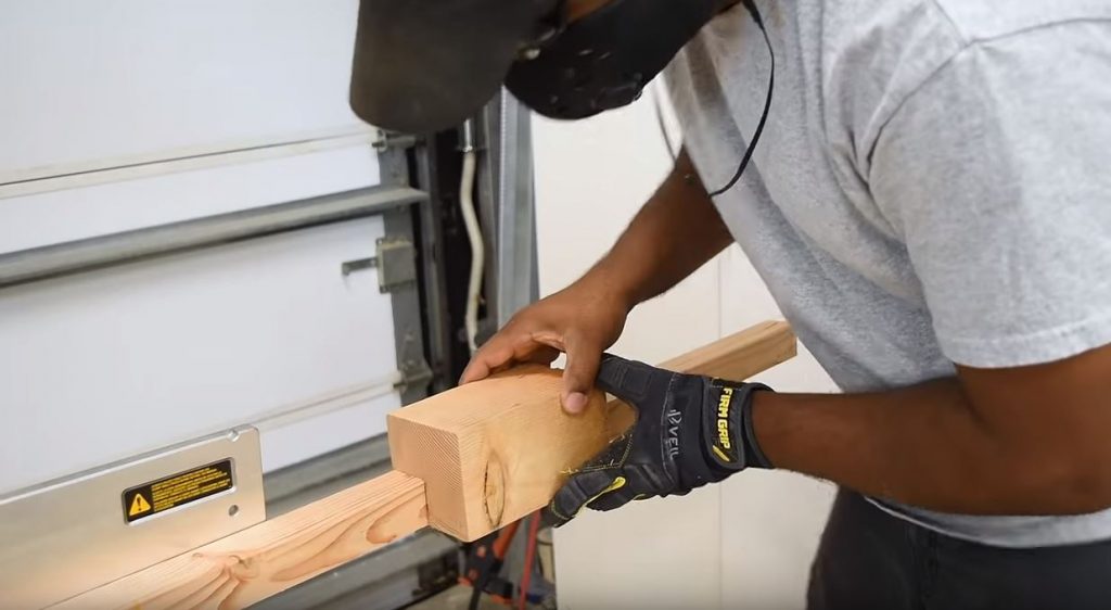 Вырезаем часть большого бруска под рейку