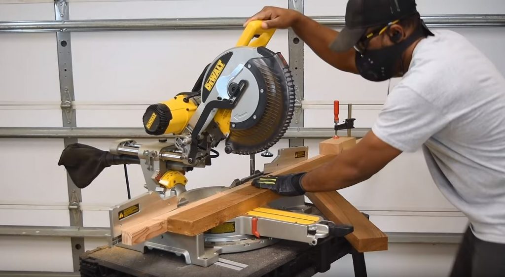 Используя брусок в качестве упора для заготовок, режем заготовку по второй отметке на рейке