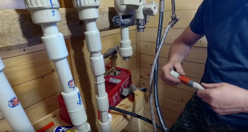 При необходимости соединения можно дотянуть при помощи трубных ключей