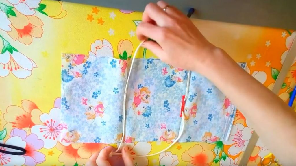 вкладываем шнурок с вдетой скрепкой