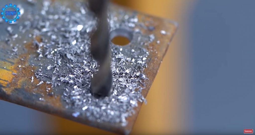 Просверливаем два отверстия дрелью