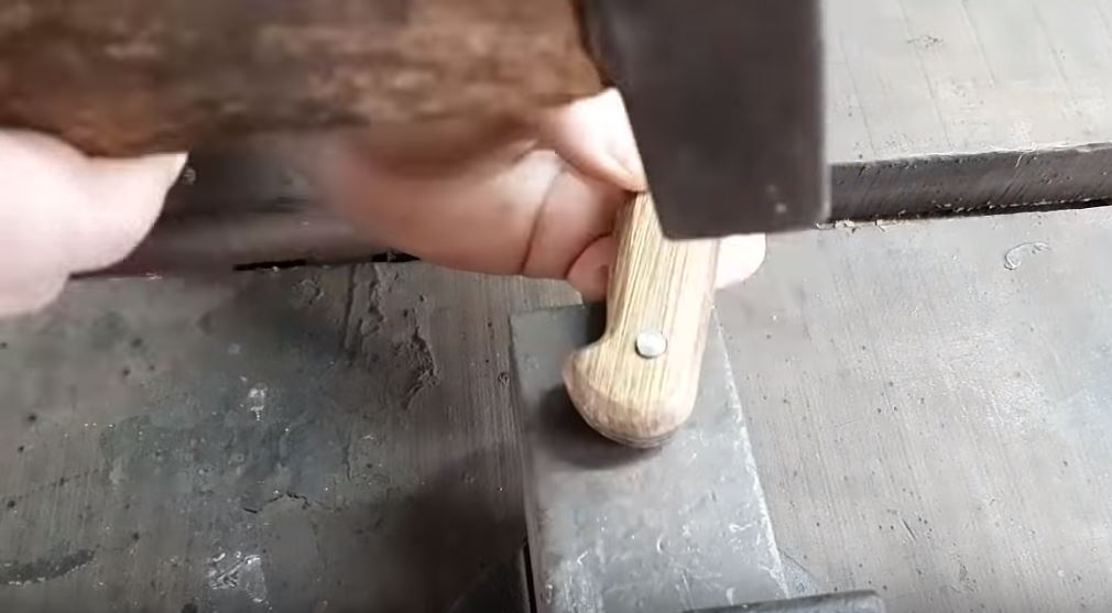 Расклепываем заклепку молотком