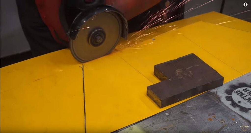 Из тонкого листа металла вырезаем заготовки для будущей емкости