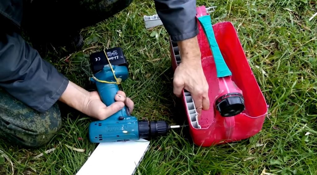 Крепим ее к боковой части ящика с помощью саморезов