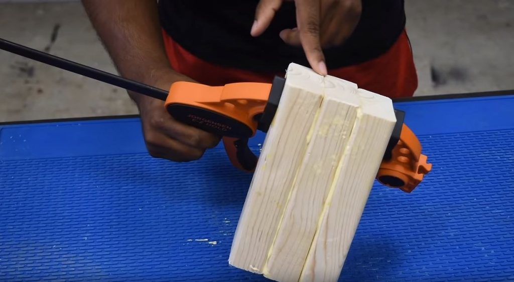 Часто при склеивании заготовок, зажатых струбциной, они скользят и склеиваются неровно