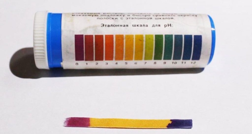 Упаковка лакмусовой бумаги с нанесённой на неё шкалой кислотности