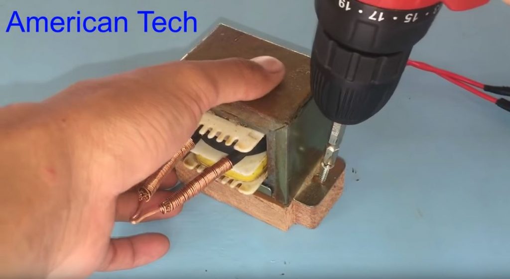 Прикручиваем к нему саморезами трансформатор