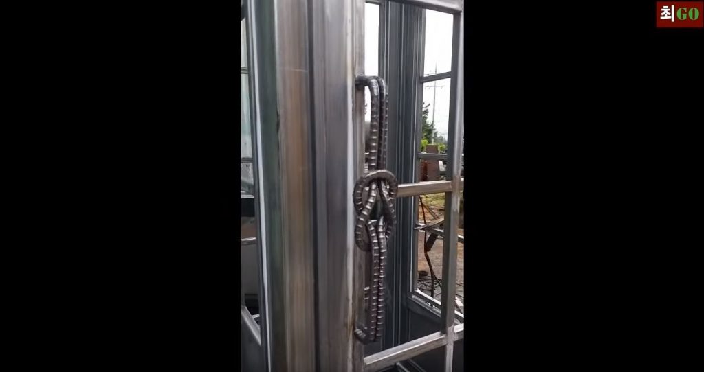 Готовую ручку привариваем к двери