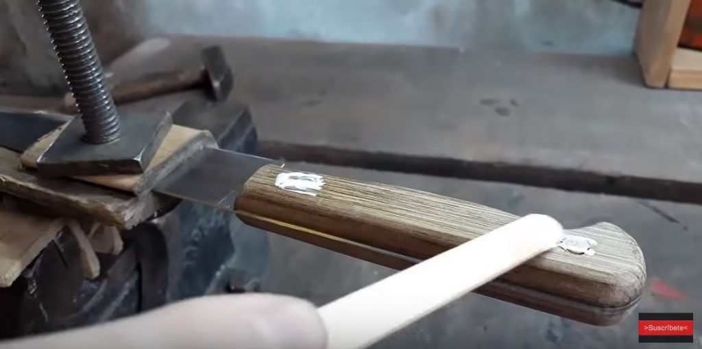 Неровности в местах соединения затираем акриловой шпаклевкой по дереву