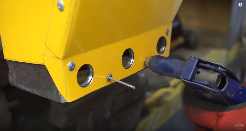 собираем емкость, используя заклепочный пистолет