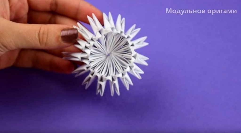 Слегка надавливаем на центр, чтобы получилось дно вазы