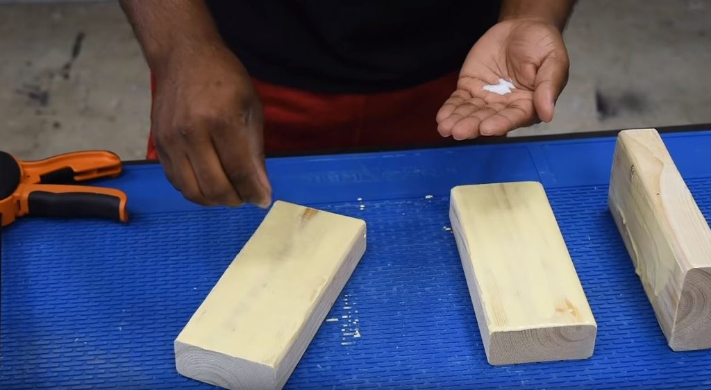 того как вы нанесли клей, посыпьте заготовки солью крупного помола