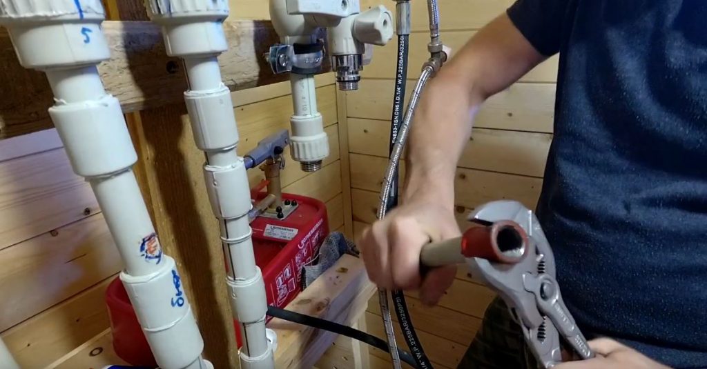 На второй конец пластиковой трубы накручиваем еще одну муфту