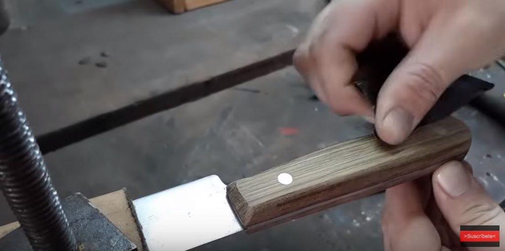 неровности на ручке шлифуем