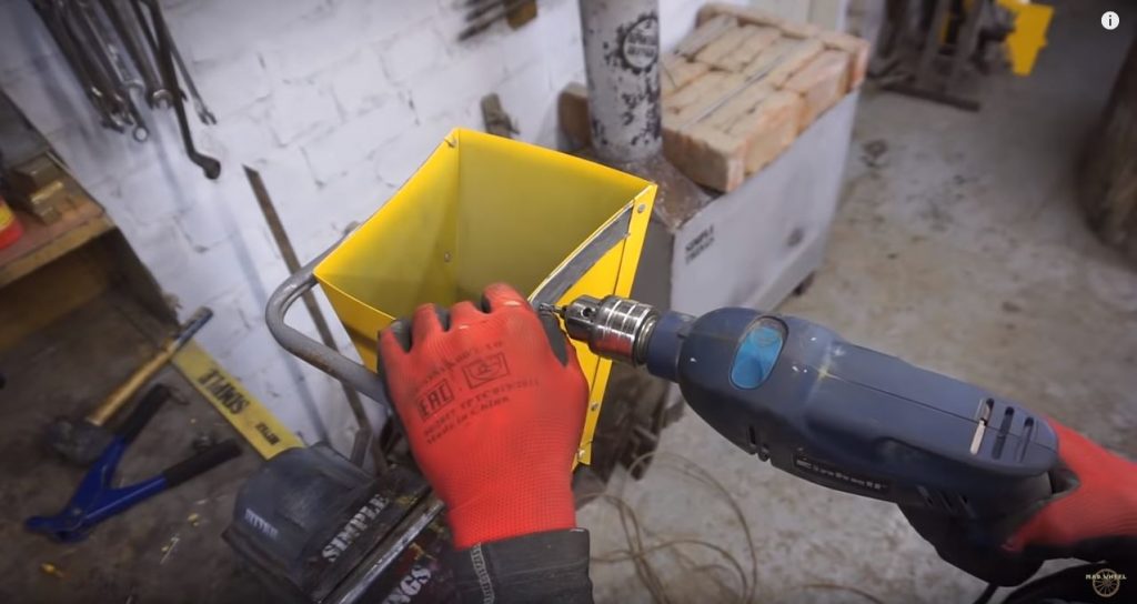 присоединяем ручку