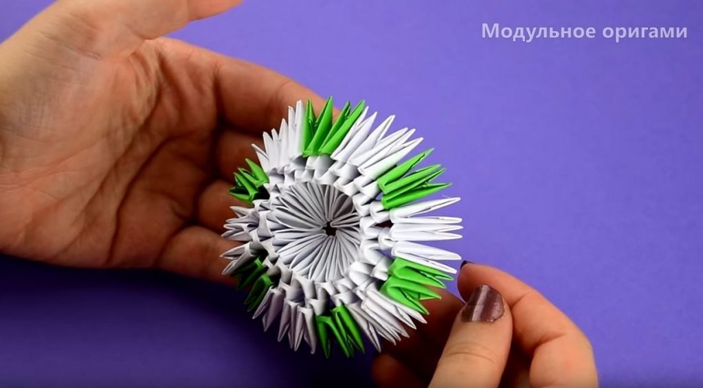 В 4 ряду на каждый конец модулей третьего ряда одеваем поочередно по два модуля зеленого цвета и три белых модуля