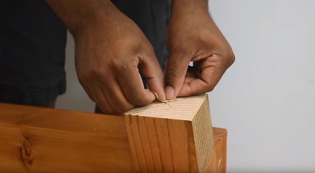 Приклеиваем их с помощью малярного скотча